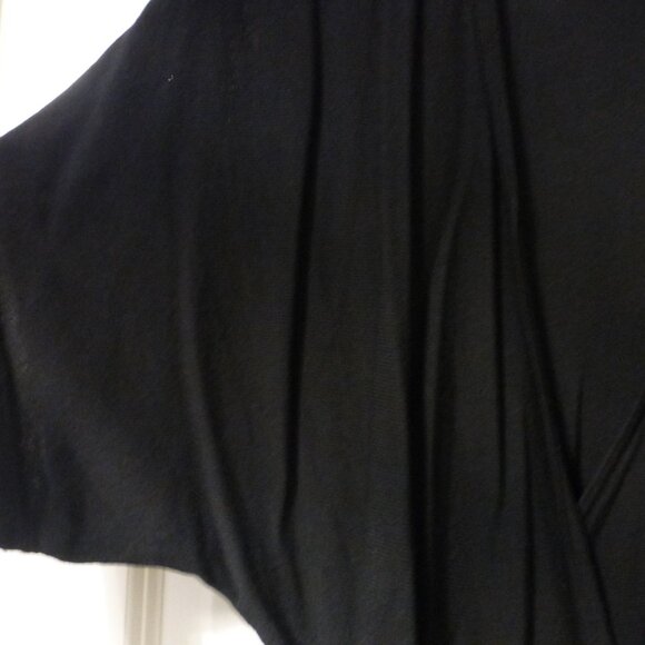 LE CHATEAU black deep v-neck short sleeve sweater top - Picture 6 of 9